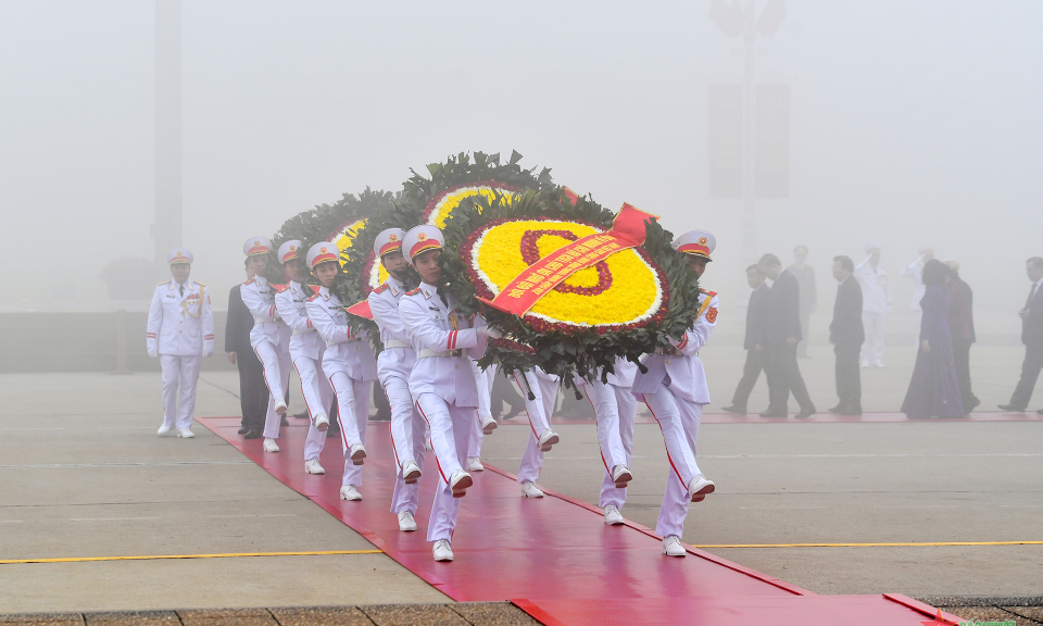 Lãnh đạo Đảng, Nhà nước, Quân đội vào Lăng viếng Chủ tịch Hồ Chí Minh, tưởng niệm các Anh hùng liệt sĩ